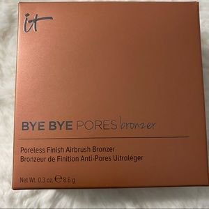 IT Cosmetics 

Bye Bye Pores Bronzer
Color-Beach